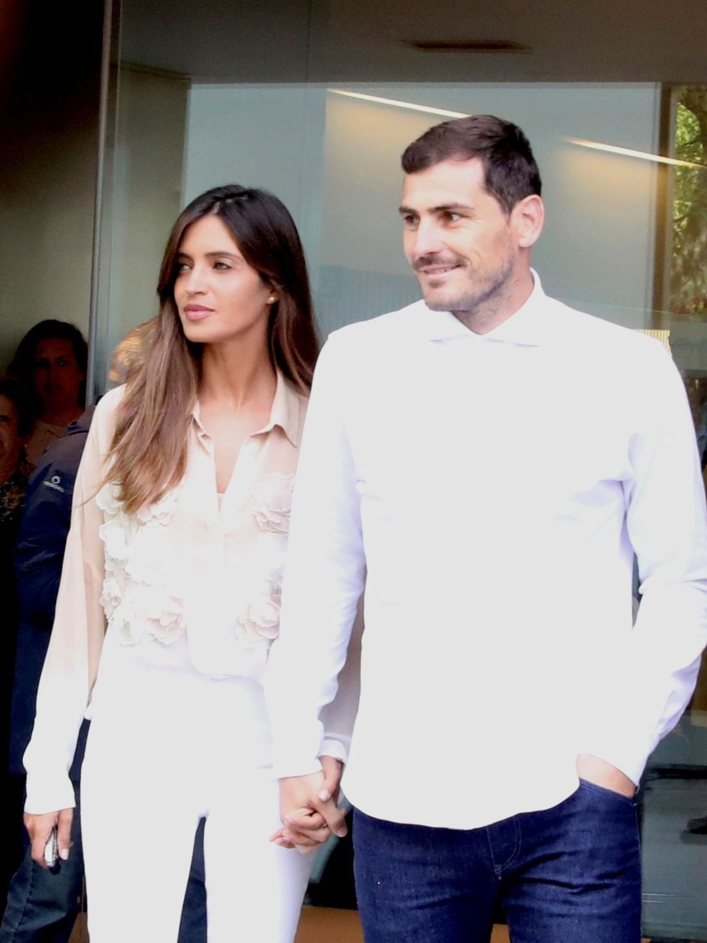 Iker Casillas y Sara Carbonero, el día que él abandonó el hospital tras sufrir un infarto. (EFE)