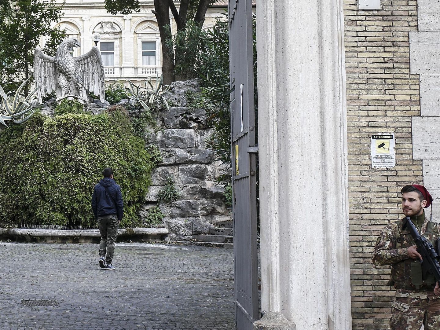 Entrada a la nunciatura de la Santa Sede en Roma, donde fueron hallados los restos. (EFE)