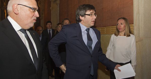 Foto: El presidente de la Generalitat, Carles Puigdemont (d), junto al conseller de Empresa, Jordi Baiget (i). (EFE)