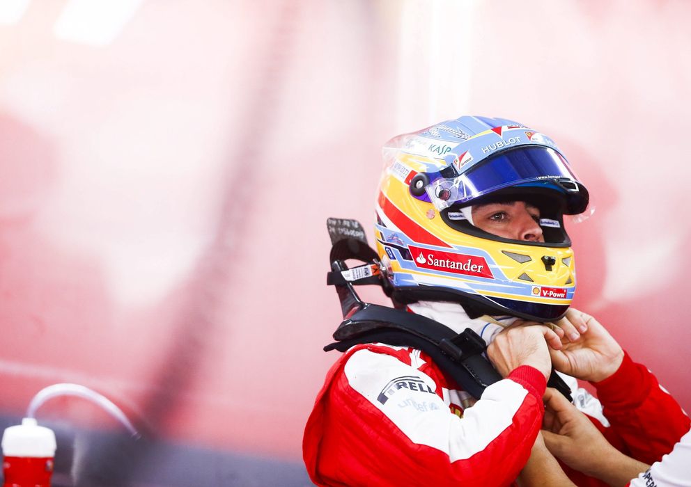 Foto: Fernando Alonso (Ferrari) se coloca el casco en el garaje de su escudería. (EFE)