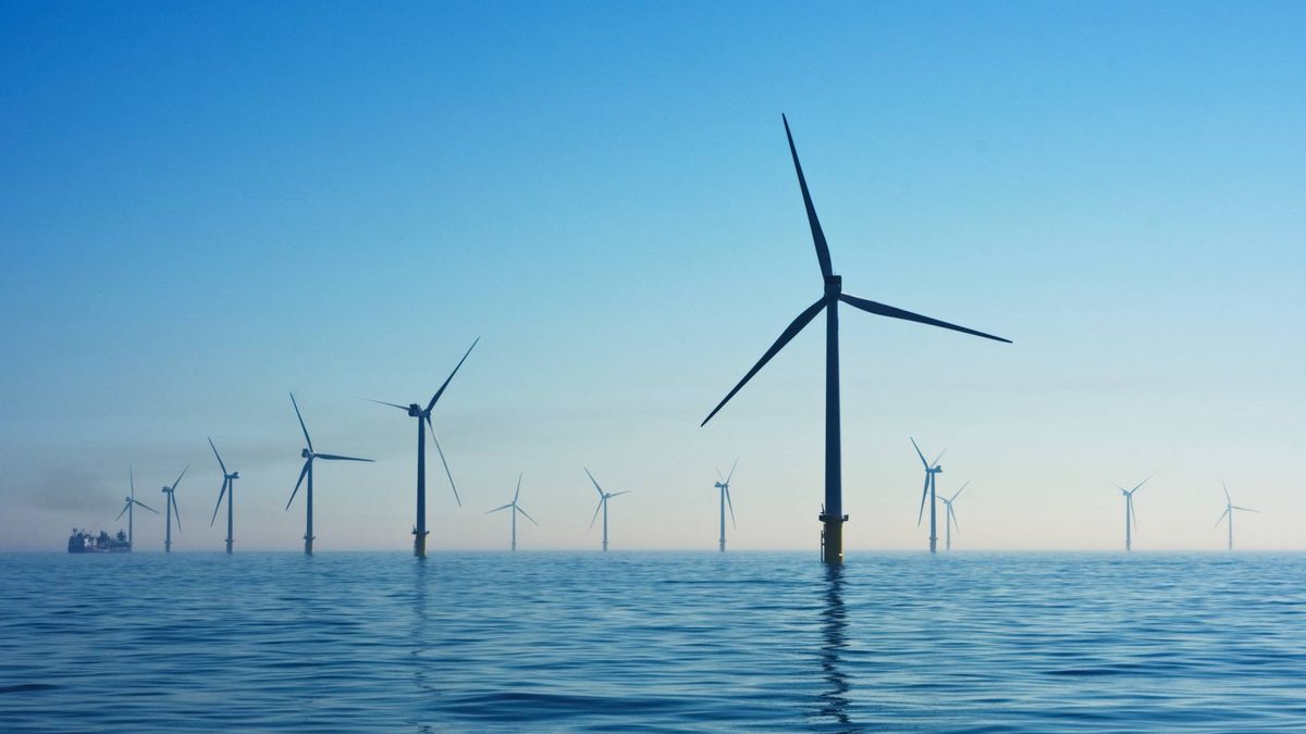 Repsol se alía con el gigante danés Orsted para impulsar proyectos de eólica marina flotante 
