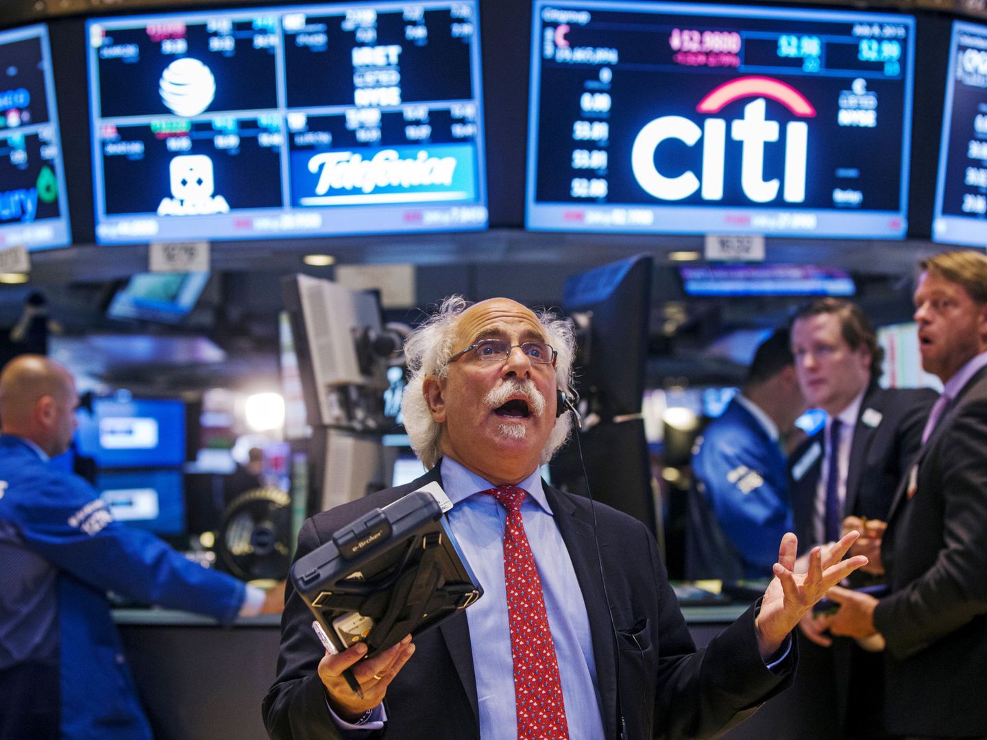 Un operador, en la Bolsa de Nueva York. (Reuters)