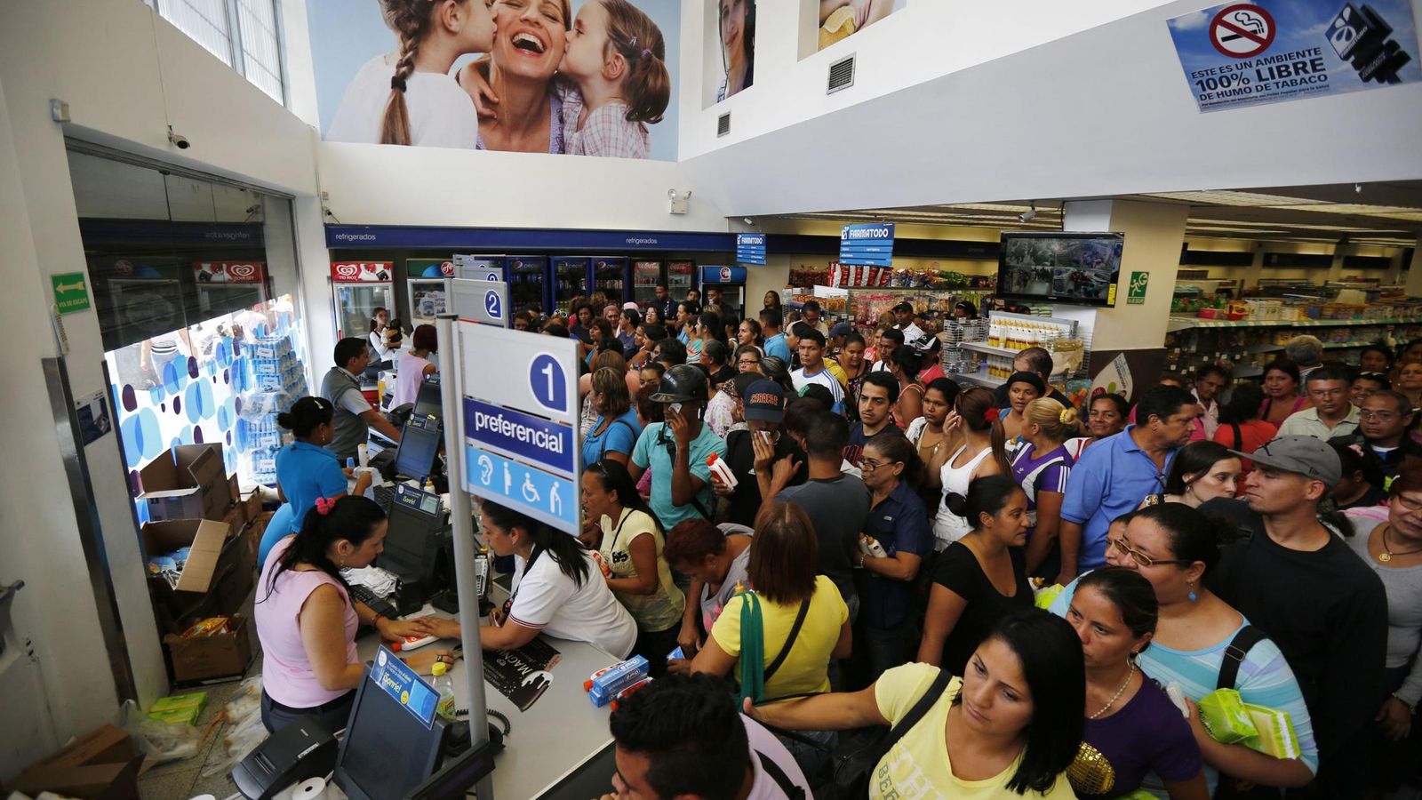 Foto: Largas filas en una cadena de farmacias de Caracas hace un año. (Reuters)
