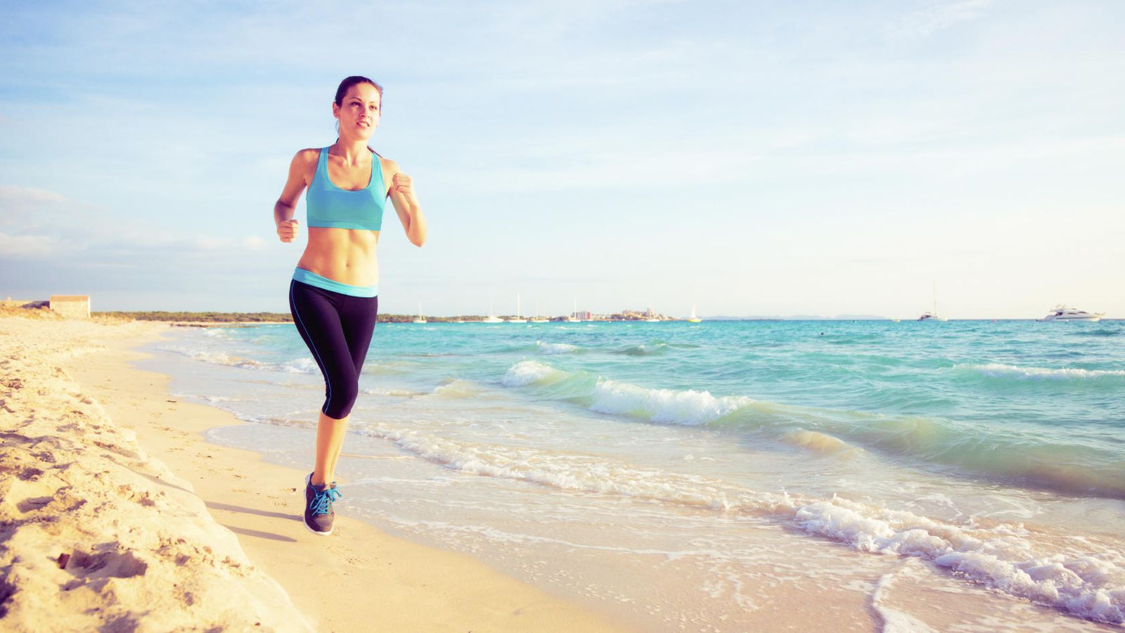 Foto: La playa es un lugar estupendo para correr, pero mejor no lo hagas descalzo. (iStock)