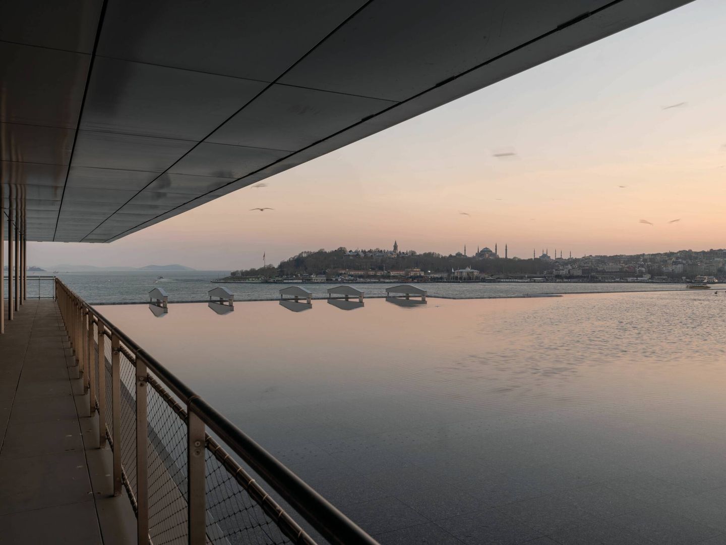 Vista de Estambul desde el Museo de Arte Moderno y Contemporáneo. El tejado del edificio está cubierto de agua para contribuir a su climatización. CEMAL EMDEN