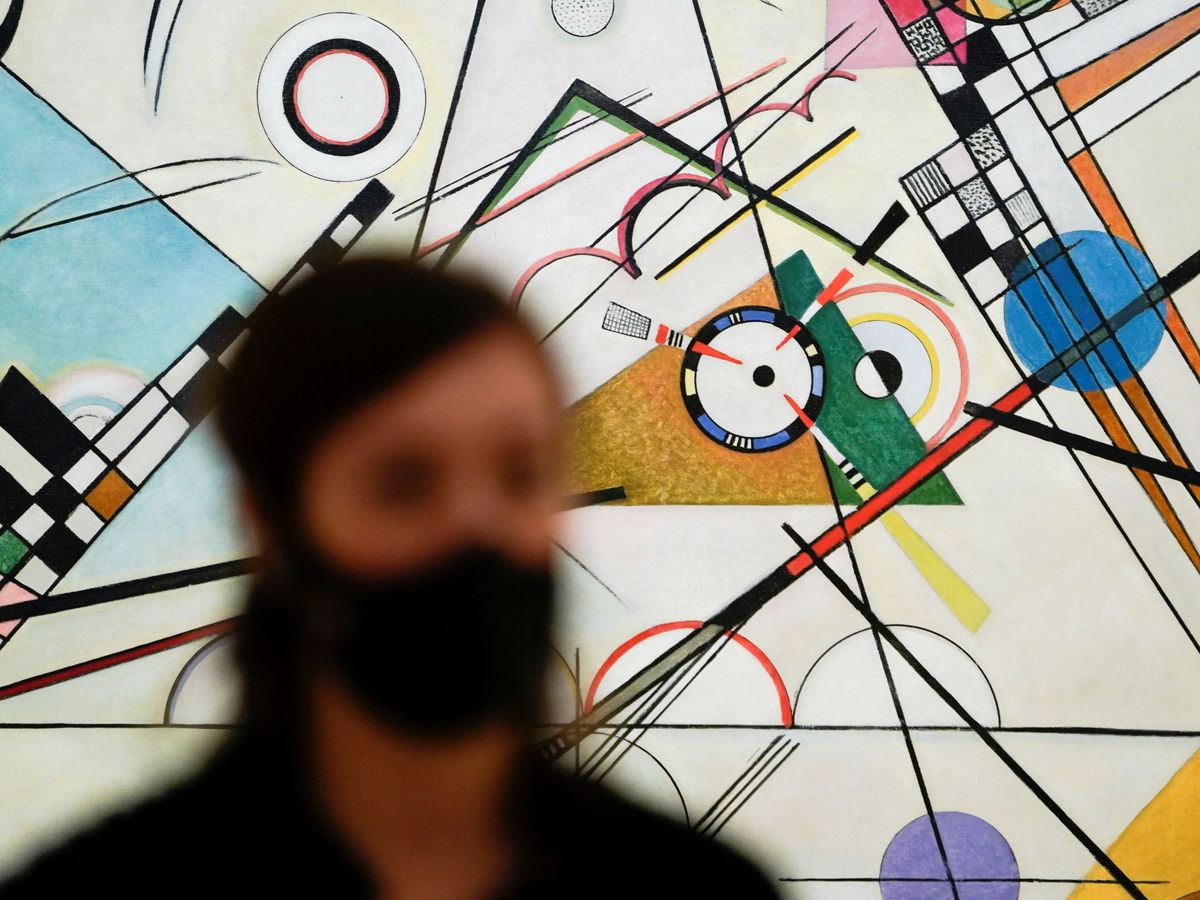 Foto: Una visitante, en la exposición dedicada a Kandinsky en el Museo Guggenheim de Bilbao. (Reuters)