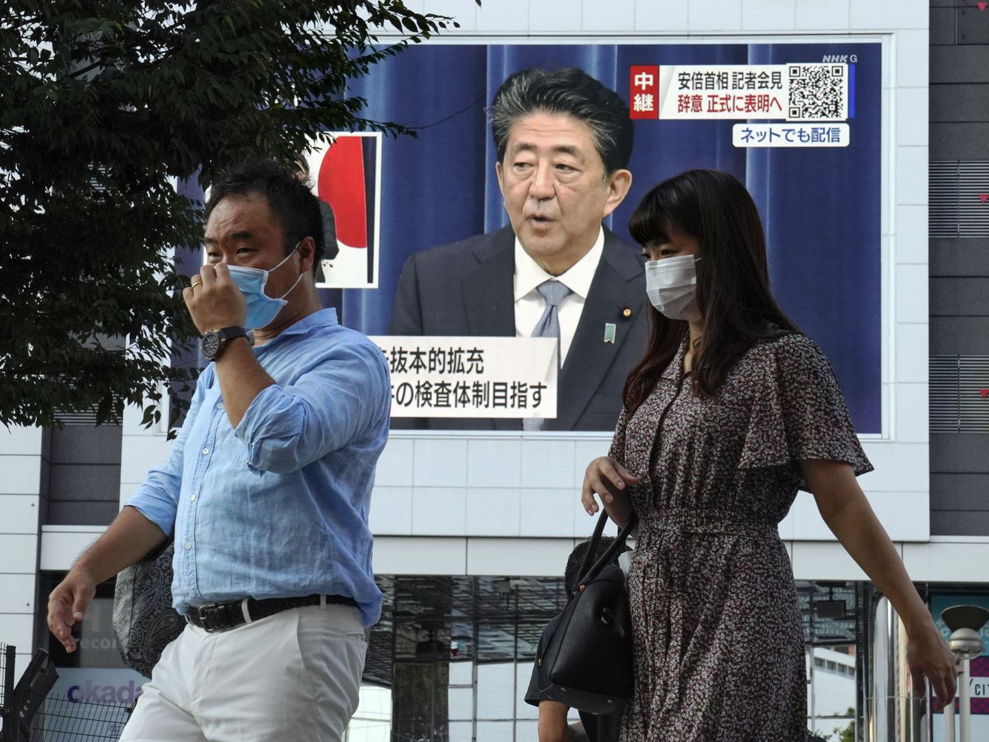 El primer ministro japonés Shinzo Abe anunciando su dimisión, en una pantalla en Tokio. (Reuters)