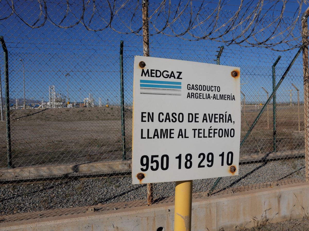 Foto: Un cartel del Medgaz en Almería. (Reuters/Jon Nazca)