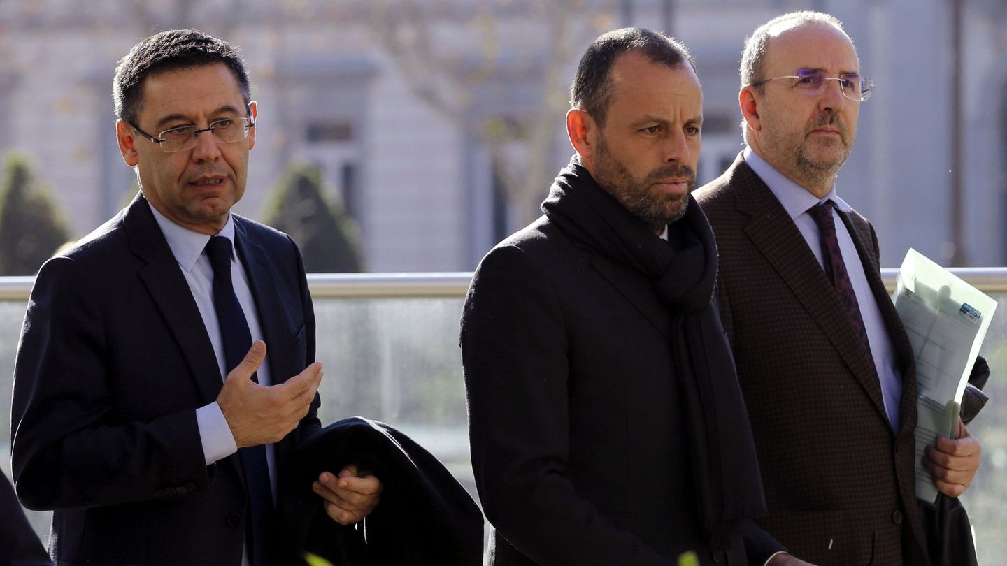El presidente del Barça, Bartomeu, y su antecesor, Sandro Rosell, a su salida tras prestar declaración en la Audiencia Nacional en 2016. (EFE)