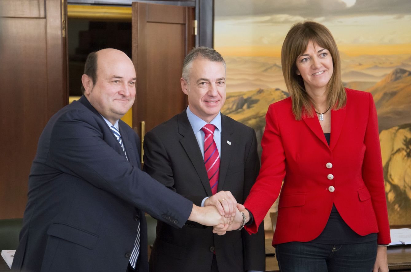 Andoni Ortuzar, Iñigo Urkullu e Idoia Mendia se estrechan las manos tras firmar en 2016 el acuerdo para el Gobierno en coalición. (EFE)