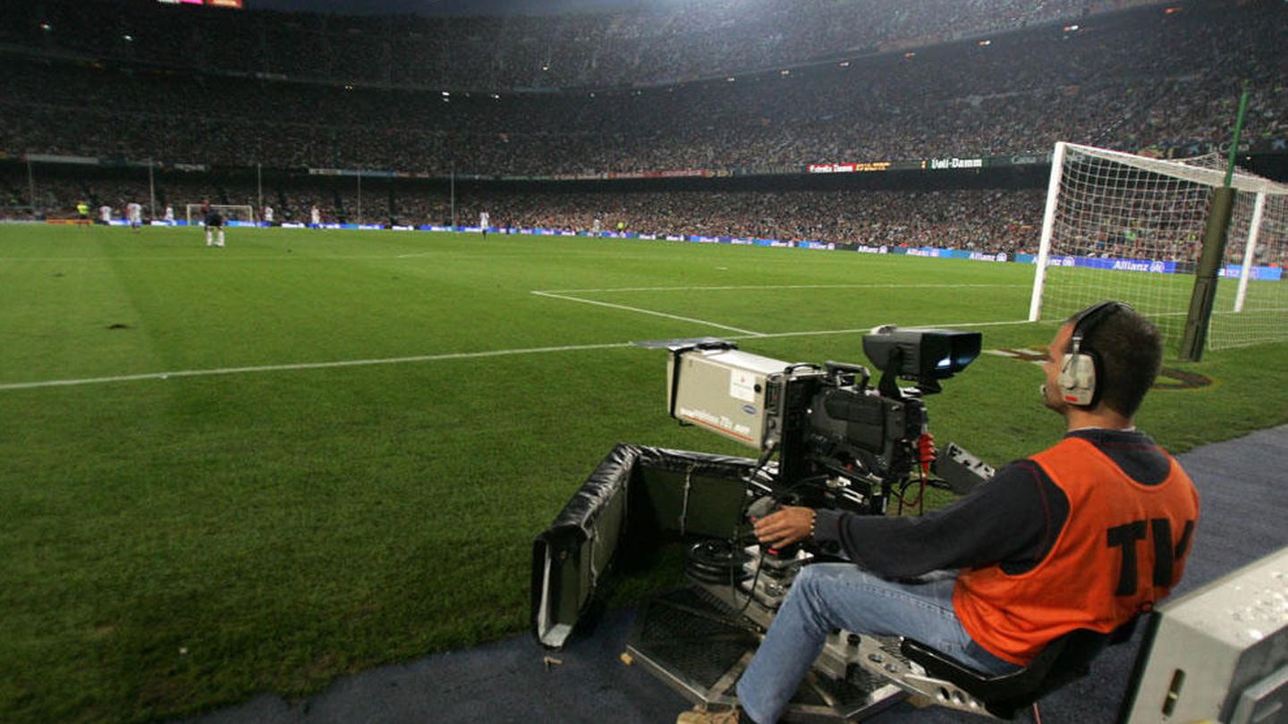 Una cámara de televisión durante la retransmisión de un partido de la LFP. (EFE)
