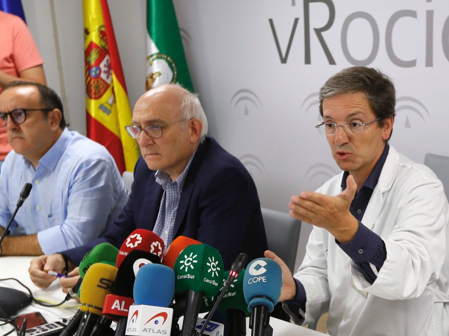 El portavoz de la Junta para este brote de listerioris, el doctor José Miguel Cisneros (d), acompañado del subdirector de Protección de la Salud de la Junta de Andalucía, Jesús Peinado. (EFE)