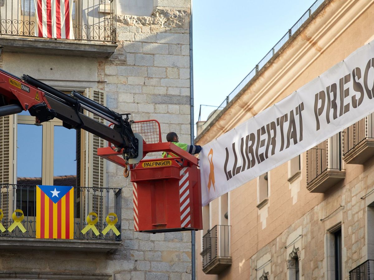 Foto: Pancarta reivindicativa pidiendo la libertad de los presos politicos. (EFE)
