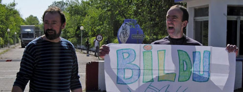 Foto: Un etarra pone en jaque a los jueces progresistas del TC con un cartel de Bildu