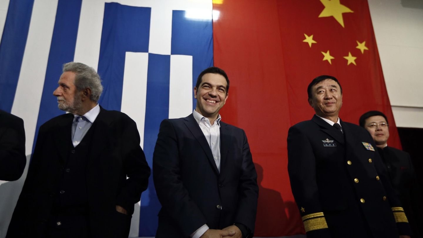 El primer ministro griego Alexis Tsipras a bordo de la fragata Changbaishan, atracada en el puerto del Pireo, en febrero de 2015. (Reuters)