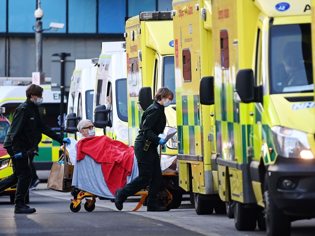 Foto: Un paciente es transportado al Royal London Hospital, en la capital británica.