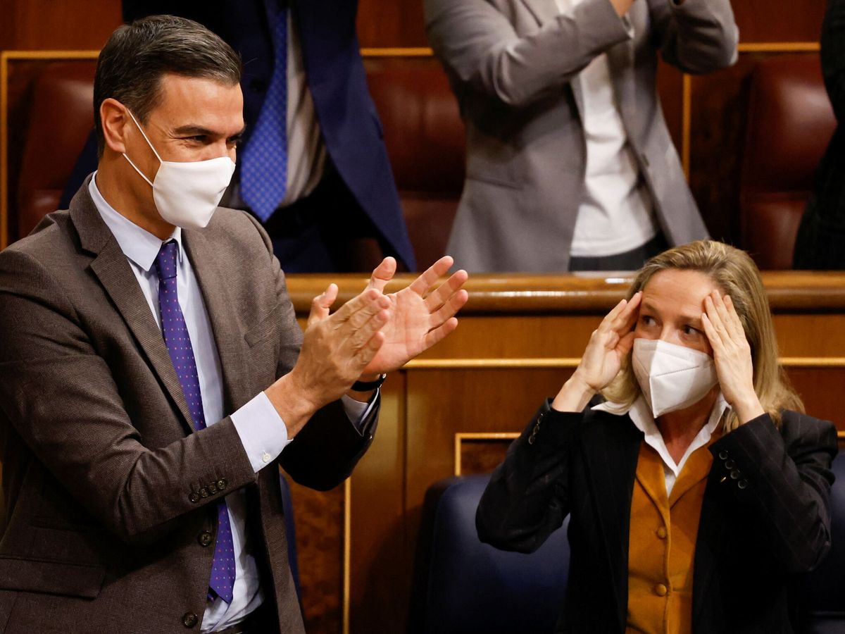 Foto: Sánchez y Calviño este jueves en el Congreso. (Juan Medina/Reuters)
