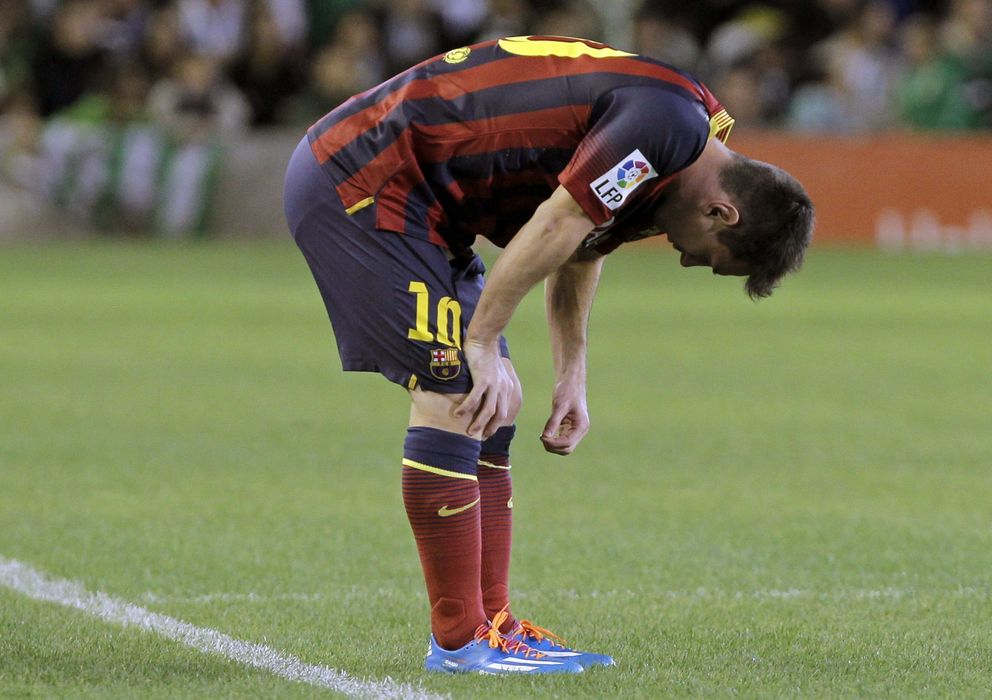 Foto: Leo Messi, en el momento de caer lesionado en Sevilla