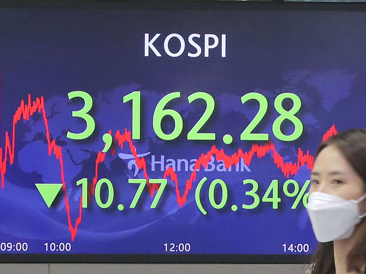 Foto: Un panel con datos en el Banco de Seúl. (Reuters)