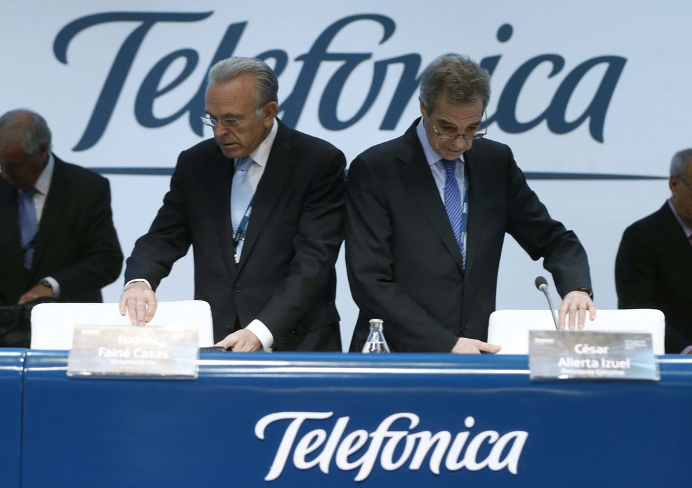 Foto: El presidente de Telefónica, César Alierta (dcha.), junto al de La Caixa, Isidro Fainé, en la última junta general de accionistas (Efe)