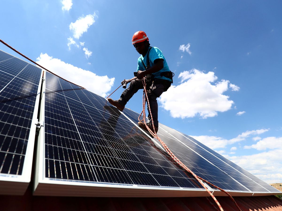 Foto: Instalación de paneles solares en un domicilio. (Reuters/Sergio Perez)