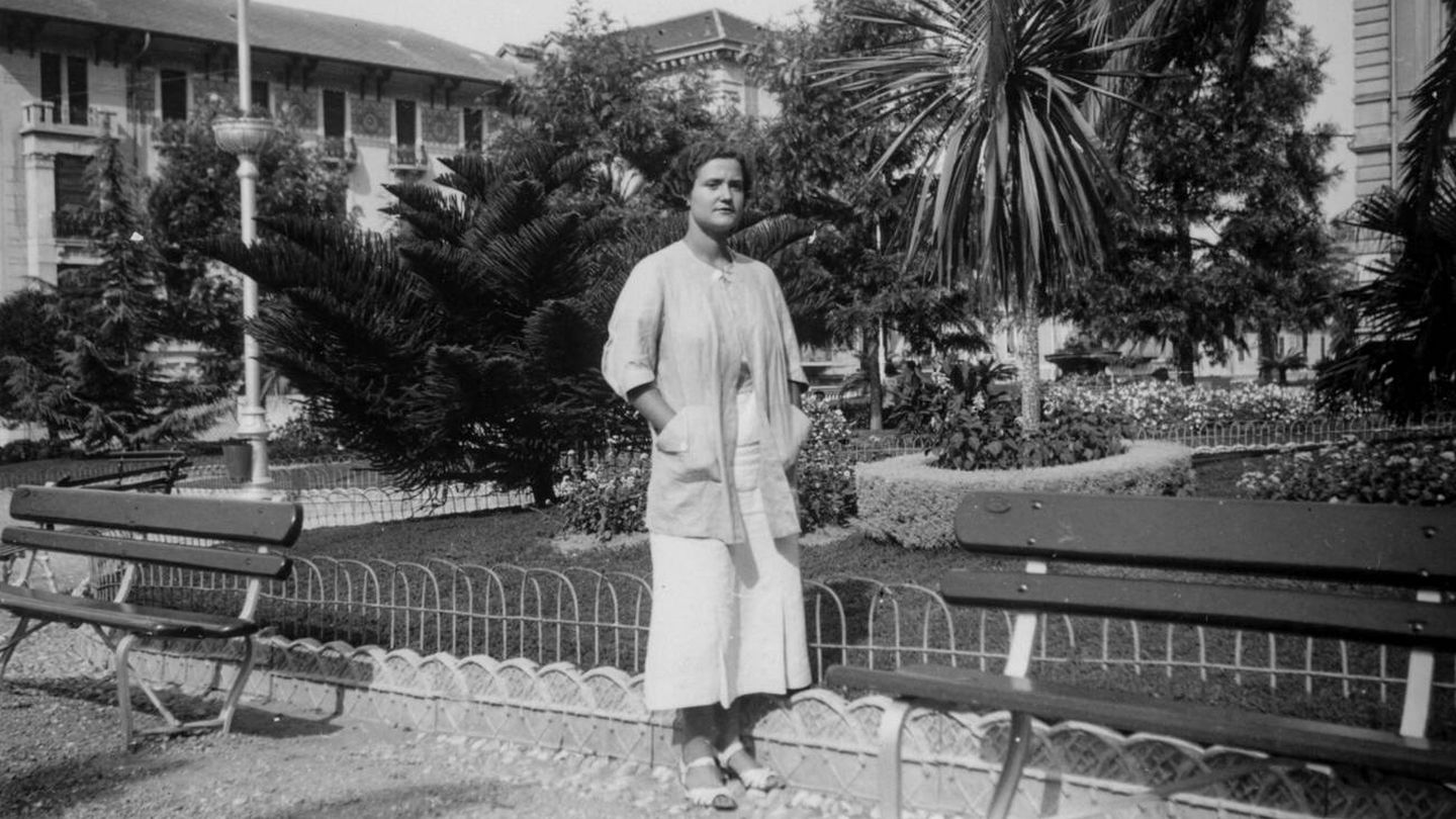 Una joven italiana posa en un jardín en la década de 1940. (iStock)