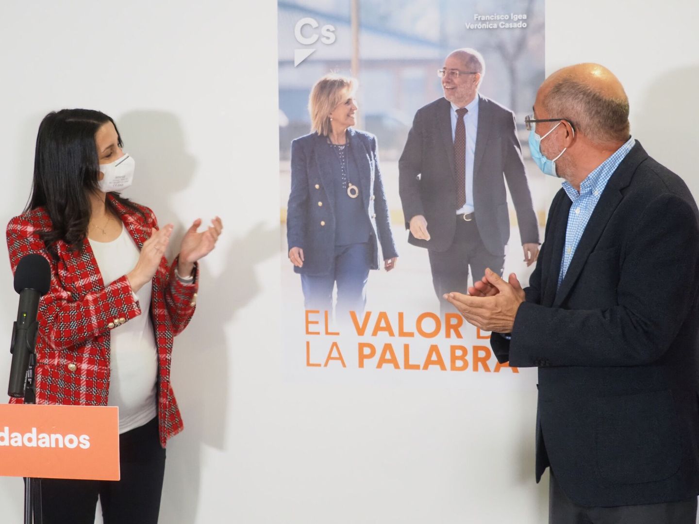 Arrimadas e Igea presentan uno de los carteles de campaña en que se puede ver al candidato junto a Verónica Casado. (EFE)