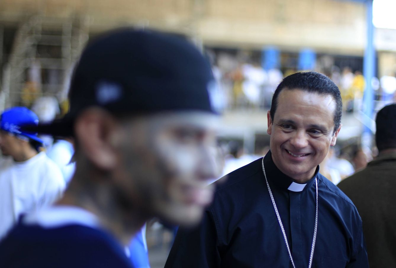 El obispo Fabio Colindres con un miembro de la MS-13 en la prisión de máxima seguridad de Izalco, en marzo de 2013. (Reuters)