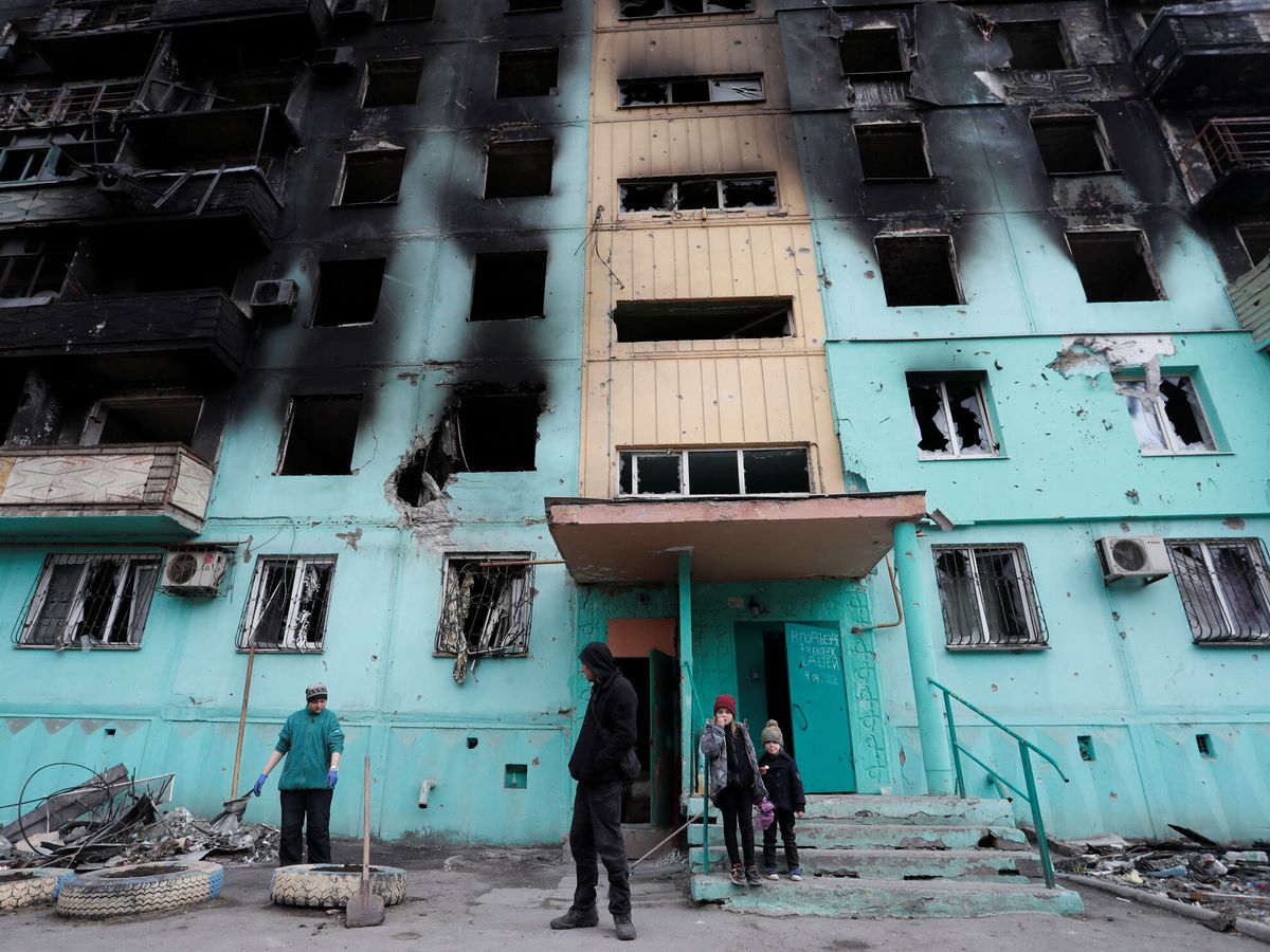 Foto: Edificio de apartamentos dañado durante el conflicto entre Ucrania y Rusia en la ciudad portuaria meridional de Mariupol. (Reuters/Alexander Ermochenko)