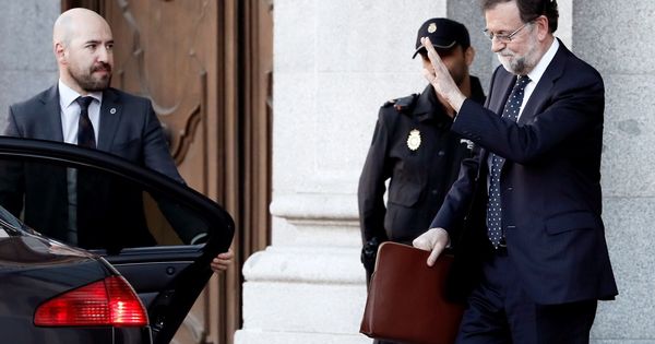 Foto: El expresidente del Gobierno Mariano Rajoy, a su salida del Tribunal Supremo tras declarar como testigo. (EFE)