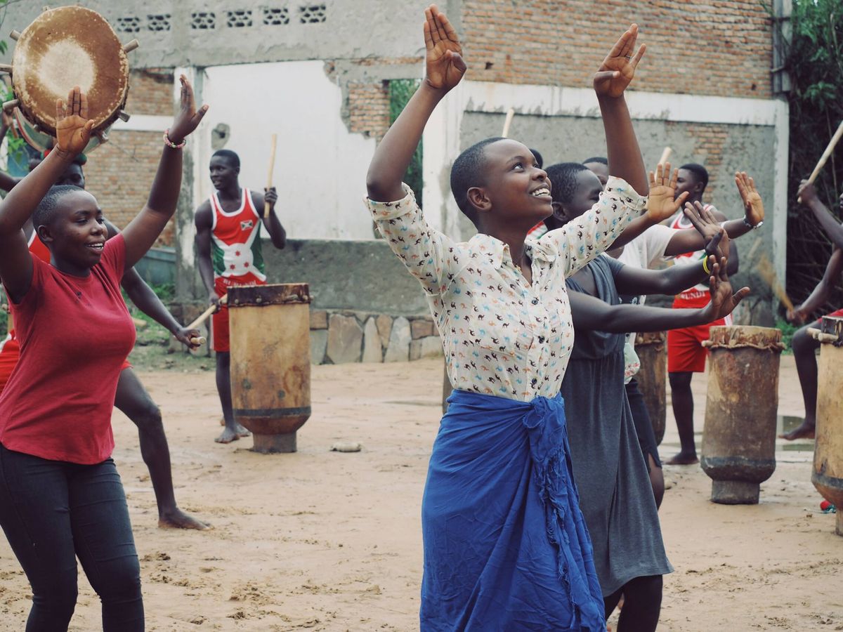 Foto: Jóvenes bailan en Buyumbura, Burundi. (María Ferreira)