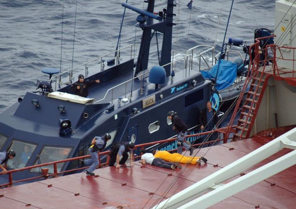 Foto: Aduanas interviene el narcobarco 'Moon Light', en septiembre de 2013. (Policía)