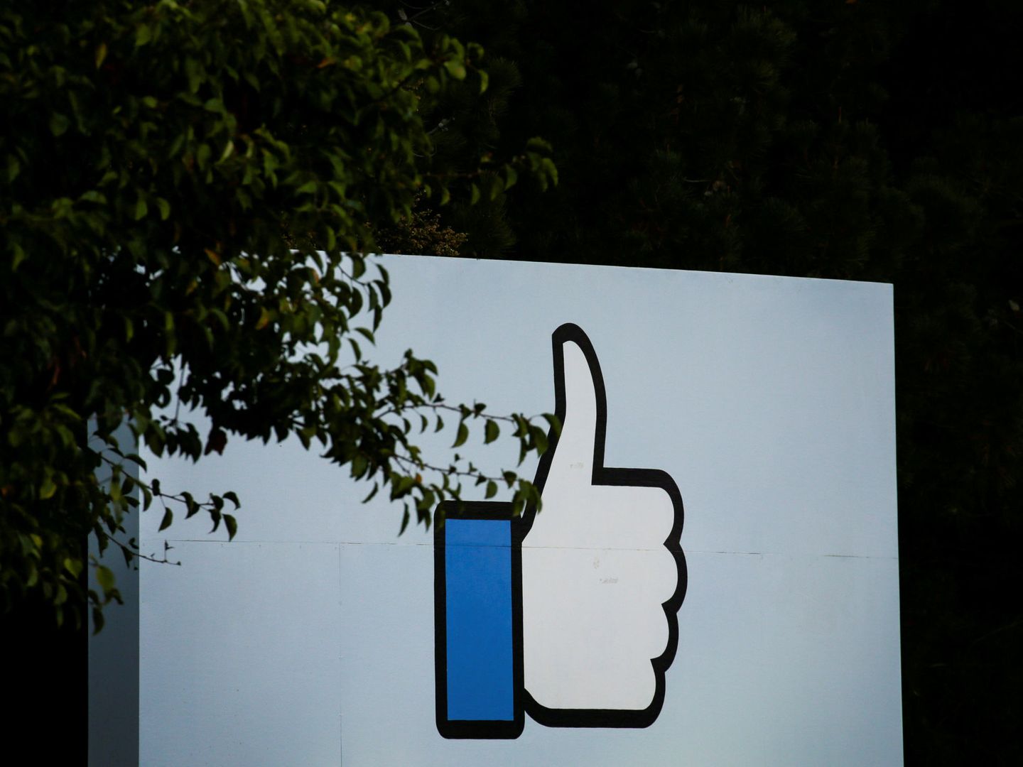 El signo de 'me gusta' de Facebook. (Reuters)