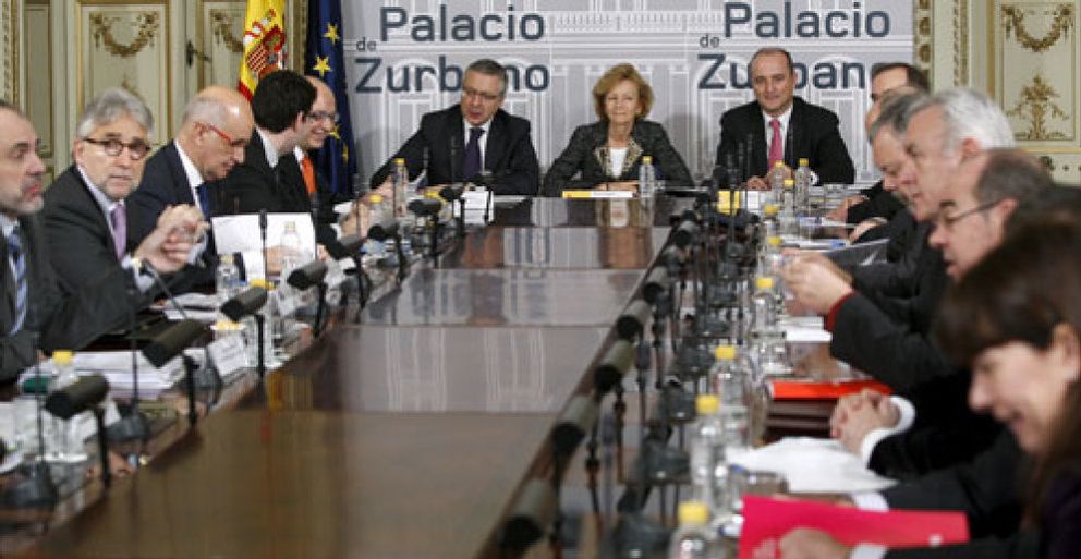 Foto: ¿Subir o bajar impuestos? La fiscalidad obstaculiza el pacto anticrisis de Zapatero