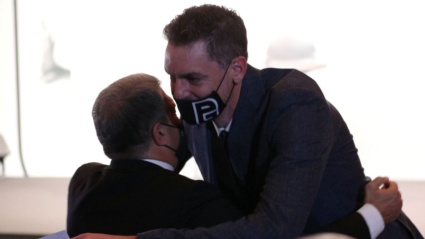 Pau Gasol se abraza con Laporta antes del comienzo del acto. (Reuters)