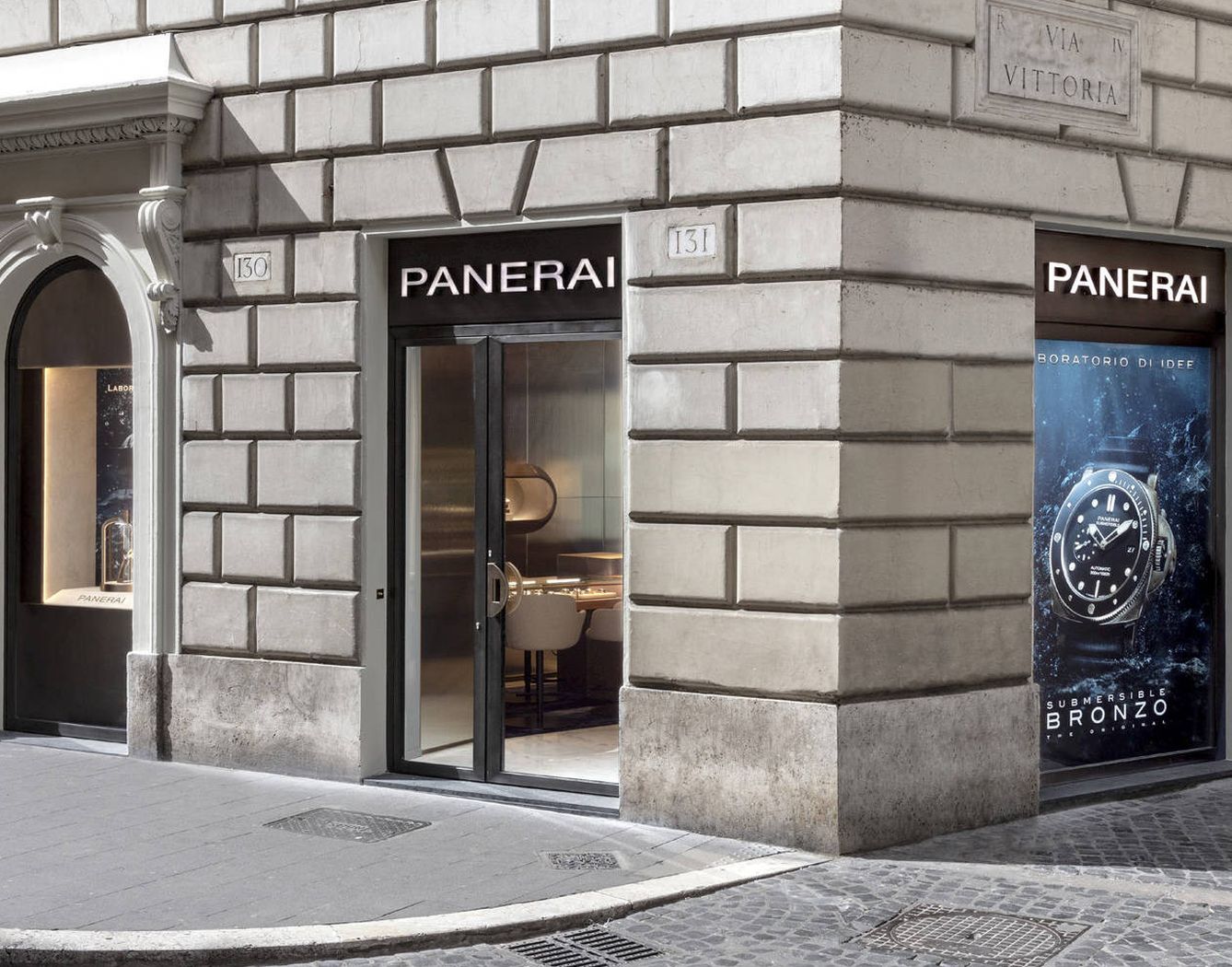La fachada de la boutique Panerai dispone de nada menos que cuatro escaparates.