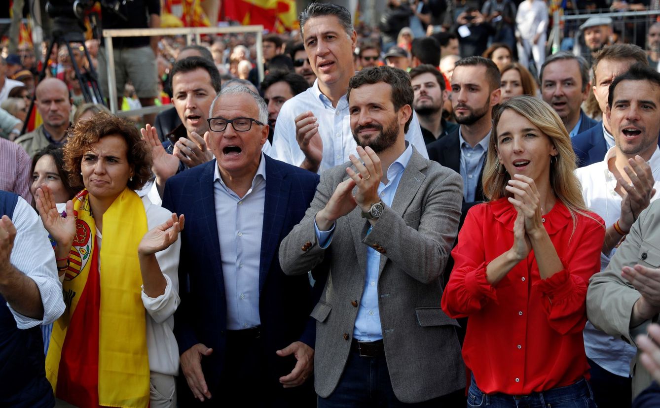 Pablo Casado, junto a otros dirigentes del PP en la manifestación de este domingo. (EFE)