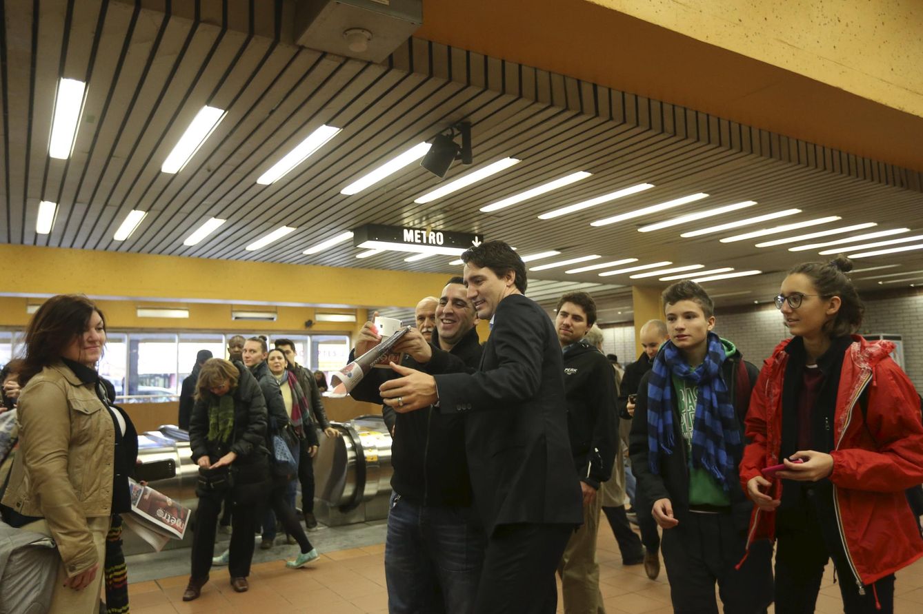 Trudeau posa con simpatizantes en una estación de metro en Montreal, el 20 de octubre de 2015 (Reuters).