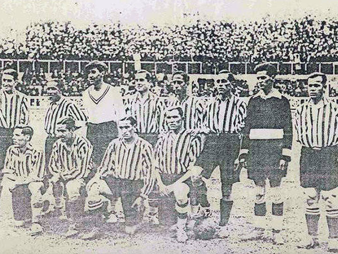 Alfonso Murube, cuatro por la izquierda, de pie, con el Don Benito Club de Fútbol.