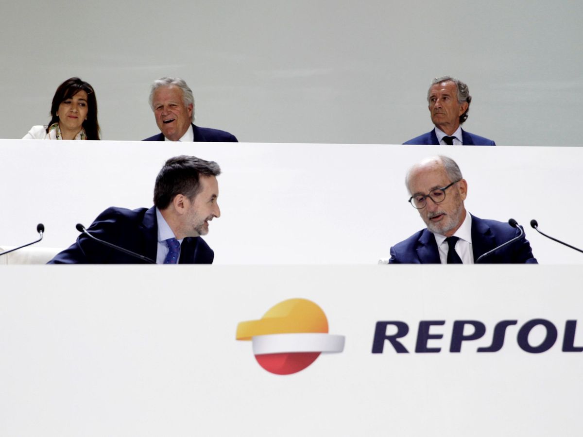 Foto: Imagen de archivo del presidente de Repsol, Antonio Brufau (d), y el consejero delegado, Josu Jon Imaz. (EFE/Carlos Pérez)