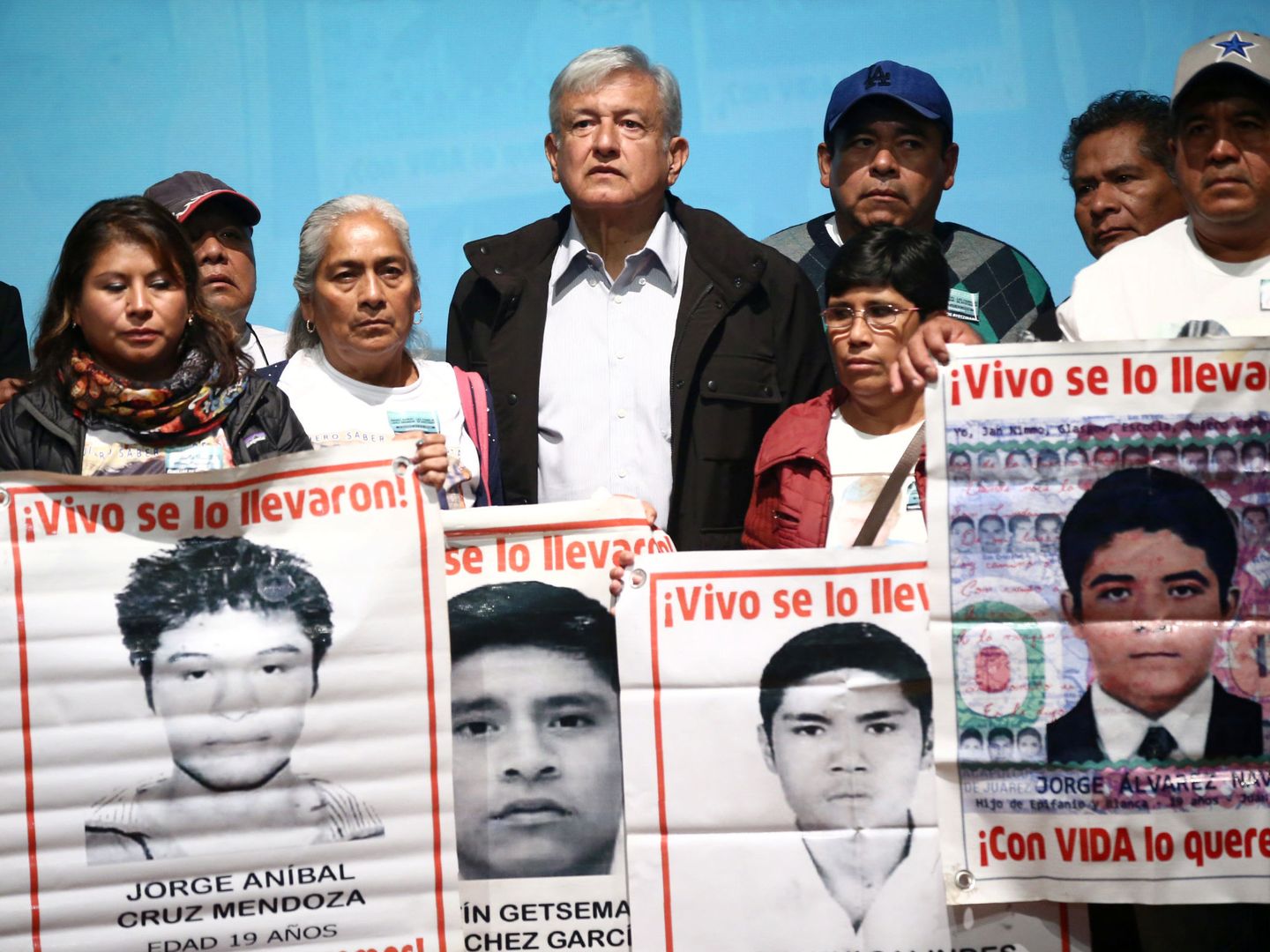 El presidente mexicano Andrés Manuel Lopez Obrador con los familiares de los estudiantes desaparecidos en Ayotzinapa, en septiembre de 2018. (Reuters)