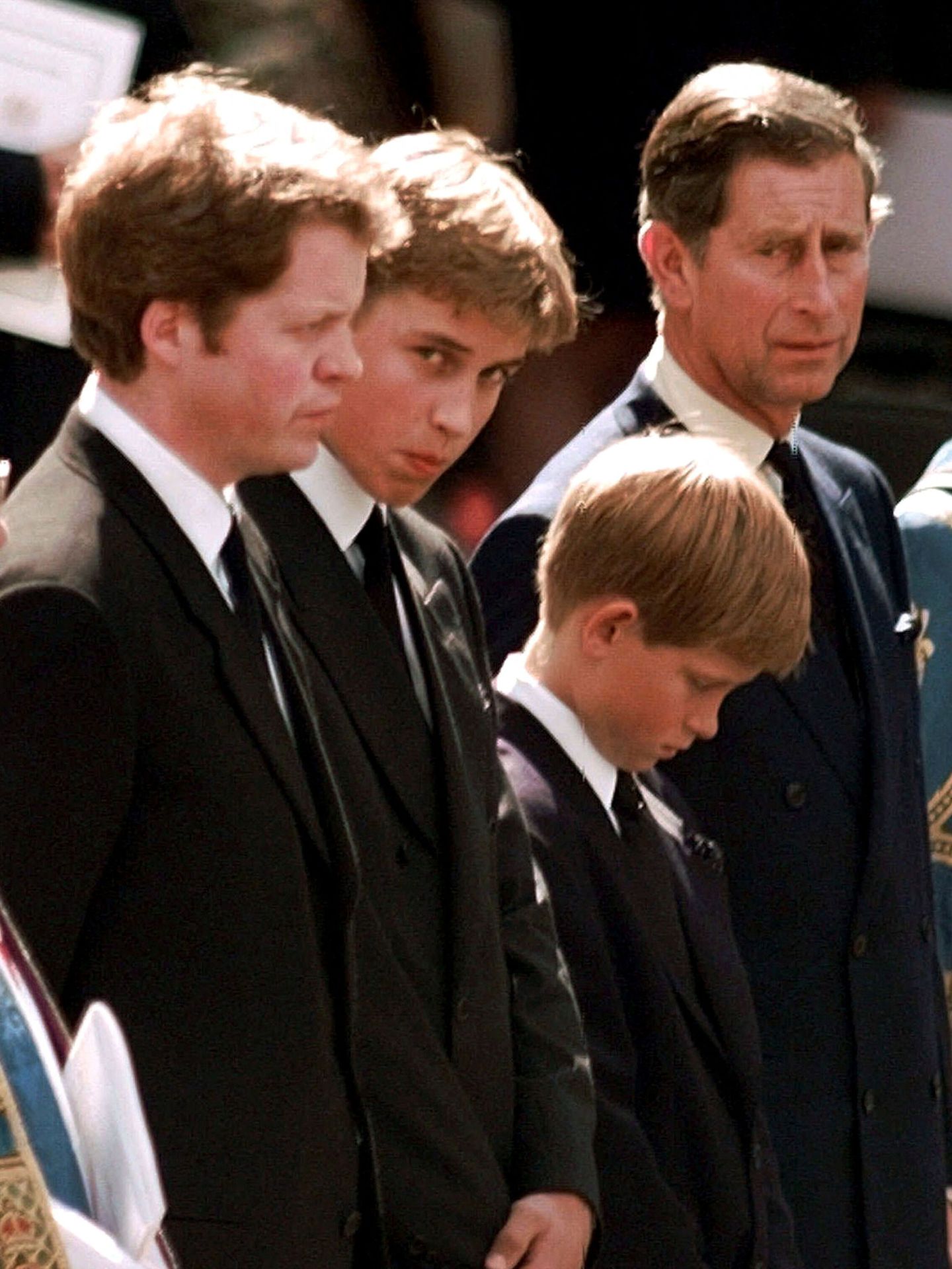 Charles Spencer junto a Guillermo, Harry y Carlos III en el funeral de Diana. (Reuters)