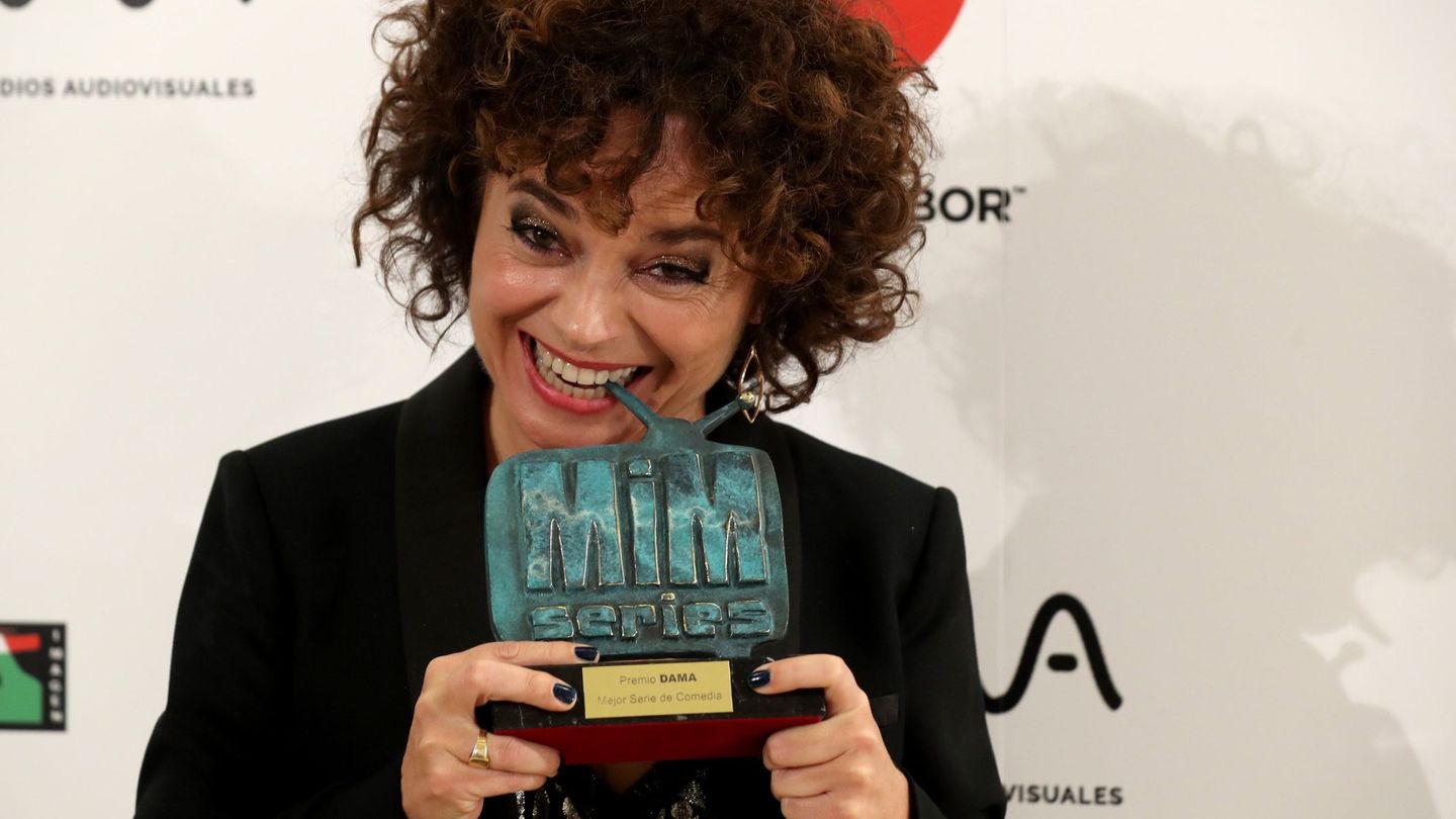 Anna R. Costa, tras recibir el premio MiM a mejor serie de comedia por la dirección junto a Paco León en 'Arde Madrid'. (EFE)