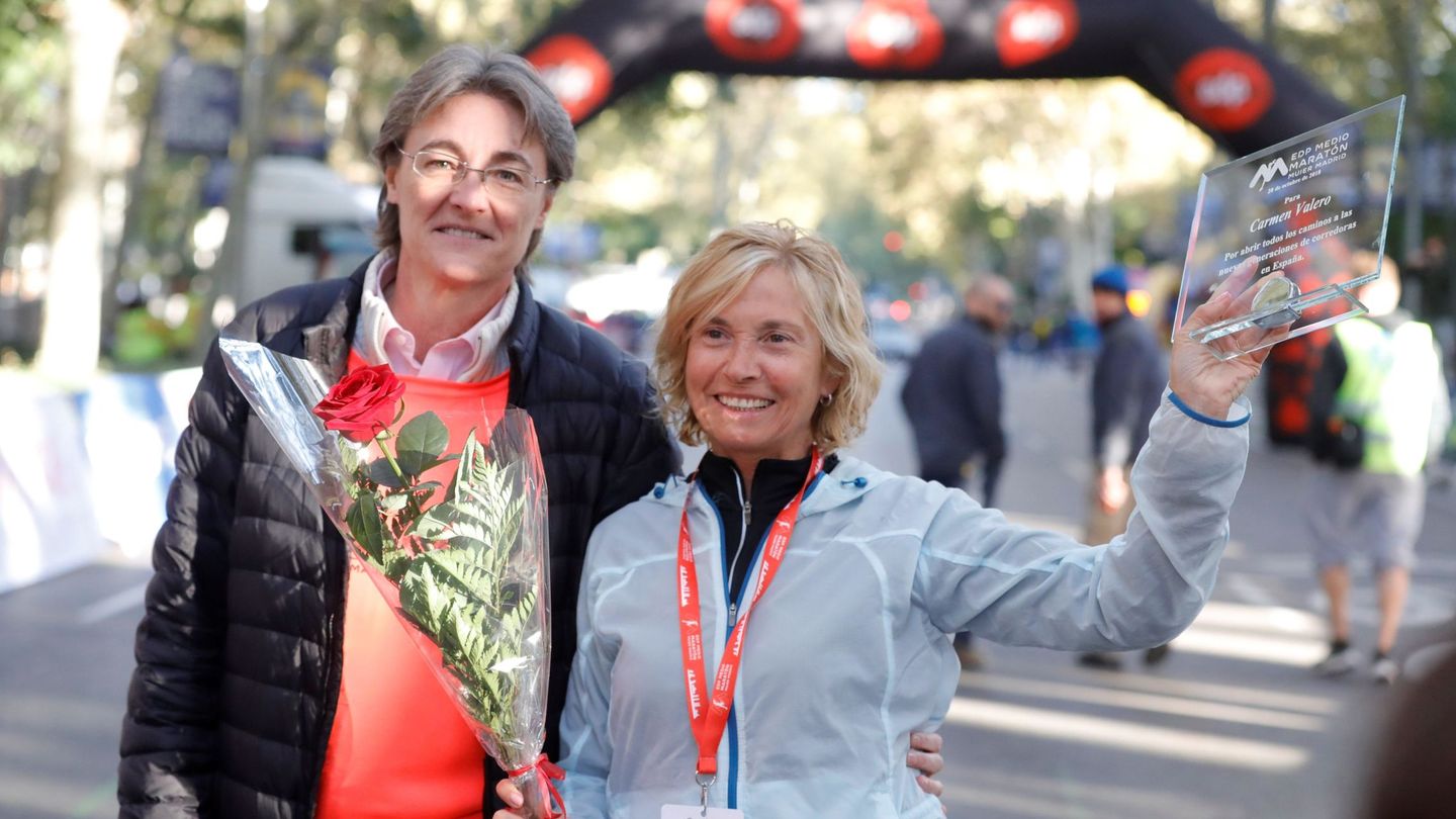 Carmen Valero y la anterior teniente alcalde de Madrid, en la media maratón de la Mujer. (EFE)