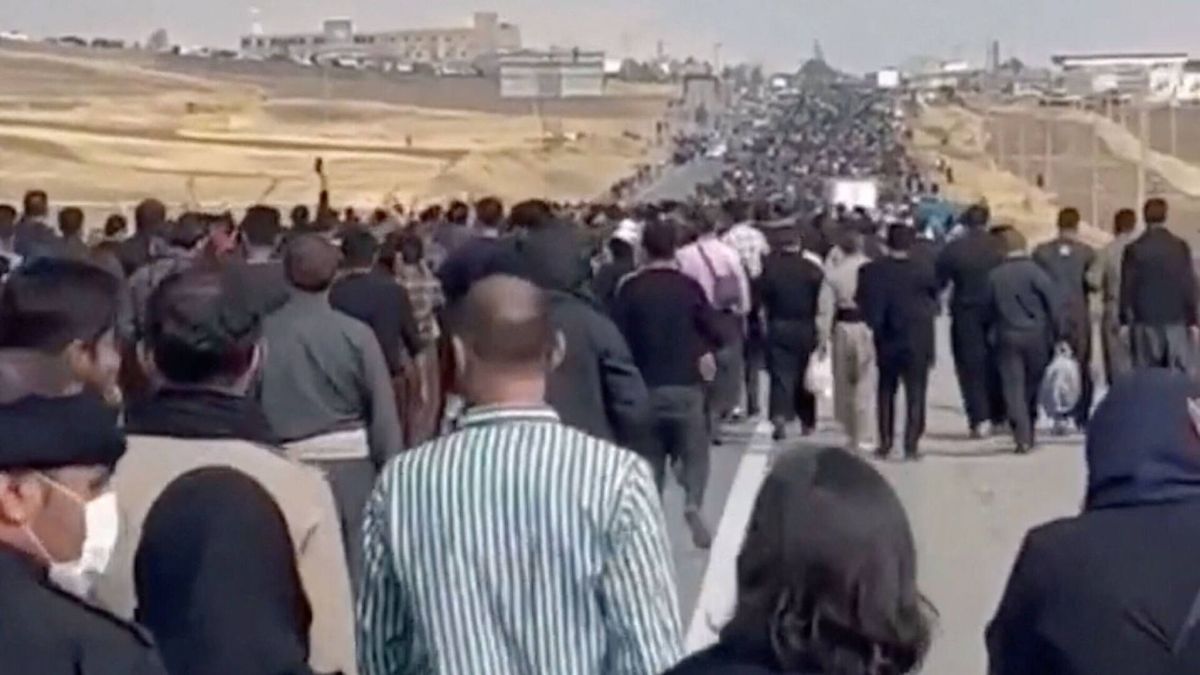 Miles de iraníes desafían a las autoridades y recuerdan a Amini en su tumba al terminar el luto