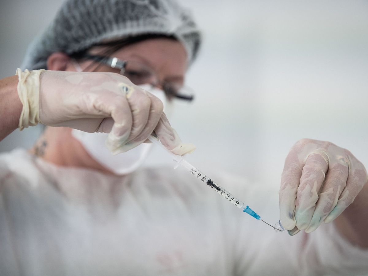 Foto: Personal sanitario prepara una vacuna contra el covid-19. (Jakub Gavlak7EFE)