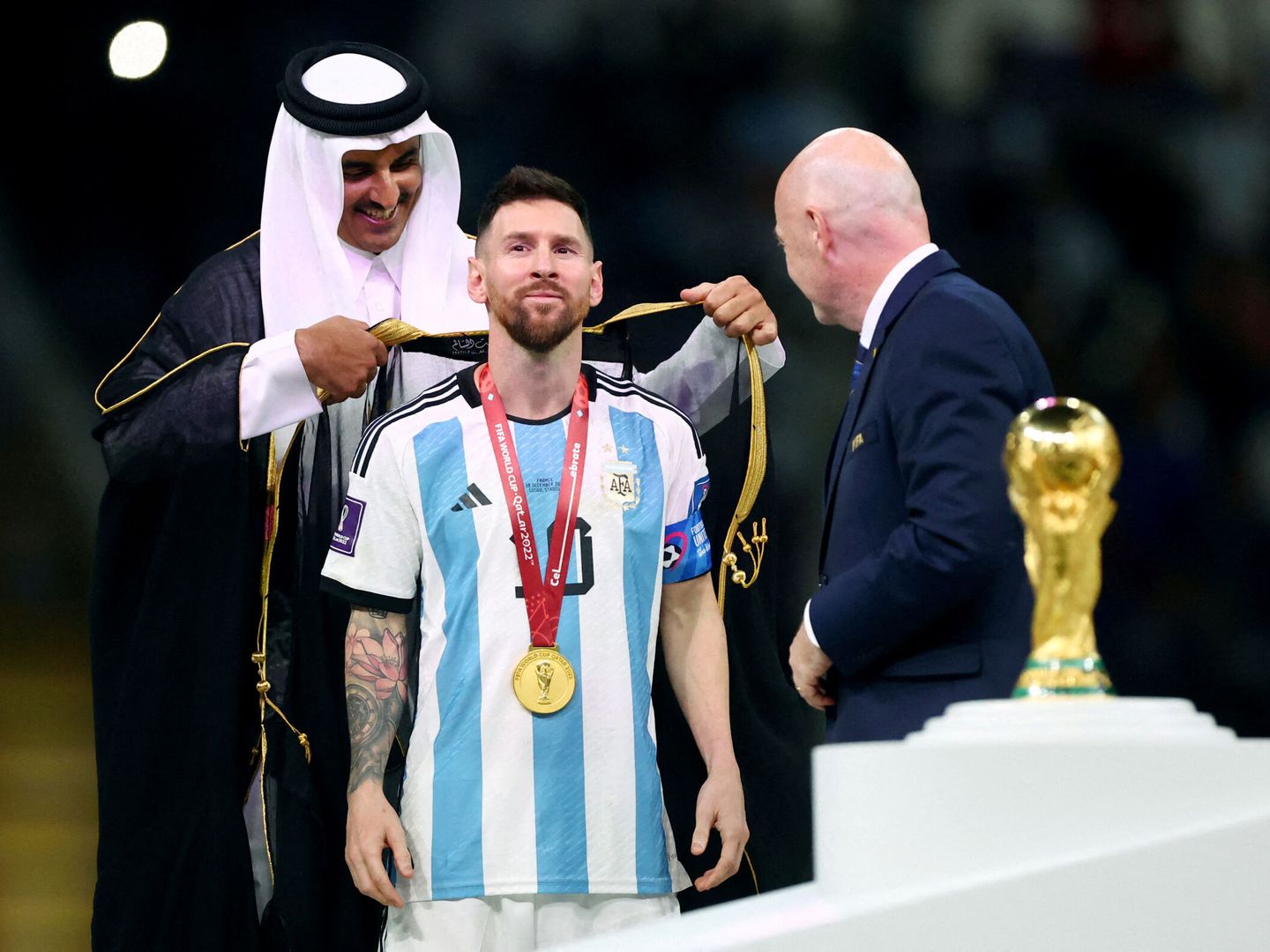 Messi junto al emir de Qatar y el presidente de la FIFA, Gianni Infantino. (Reuters/Dyvan Martínez)