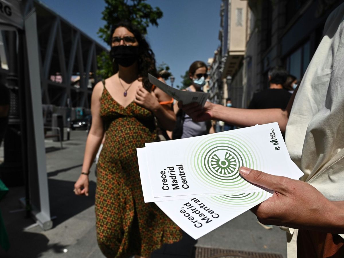 Foto: Un militante reparte folletos de la campaña 'Crece, Madrid Central'. (EFE)
