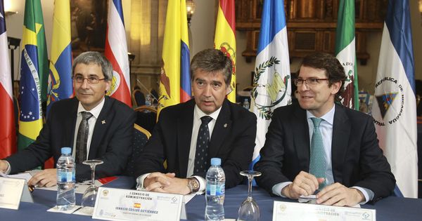 Foto: Imagen de 2015 con los entonces director general de la Policía, Ignacio Cosidó (c), y alcalde de Salamanca, Alfonso Fernández Mañueco (d). (EFE)