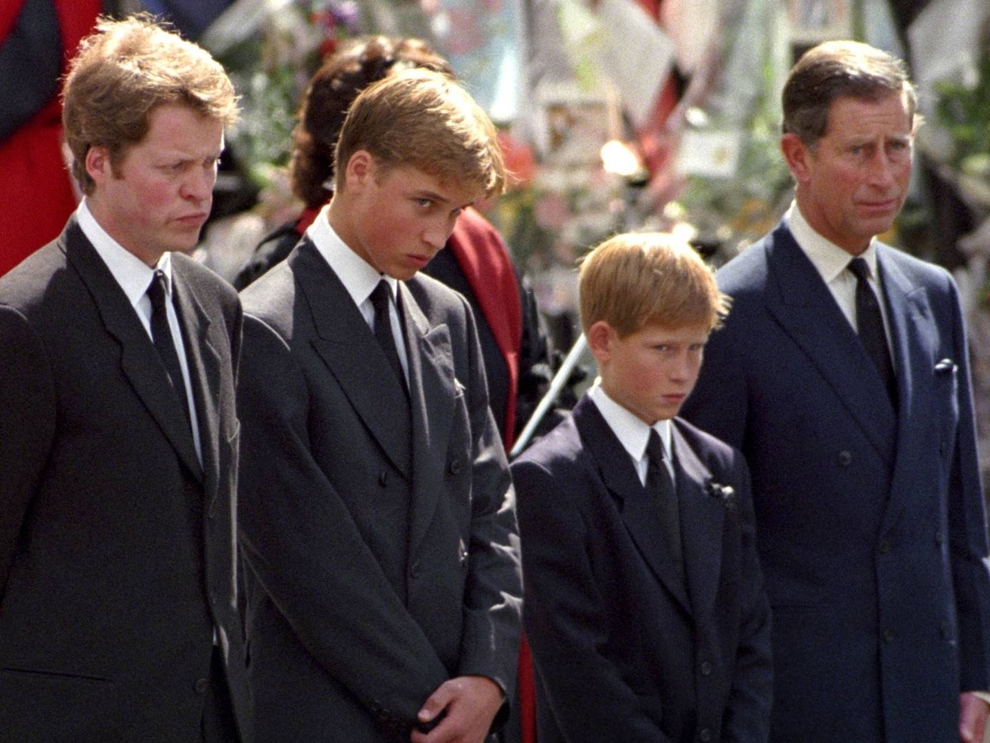 Carlos de Inglaterra, con sus hijos y cuñado en el funeral de Lady Di. (EFE)